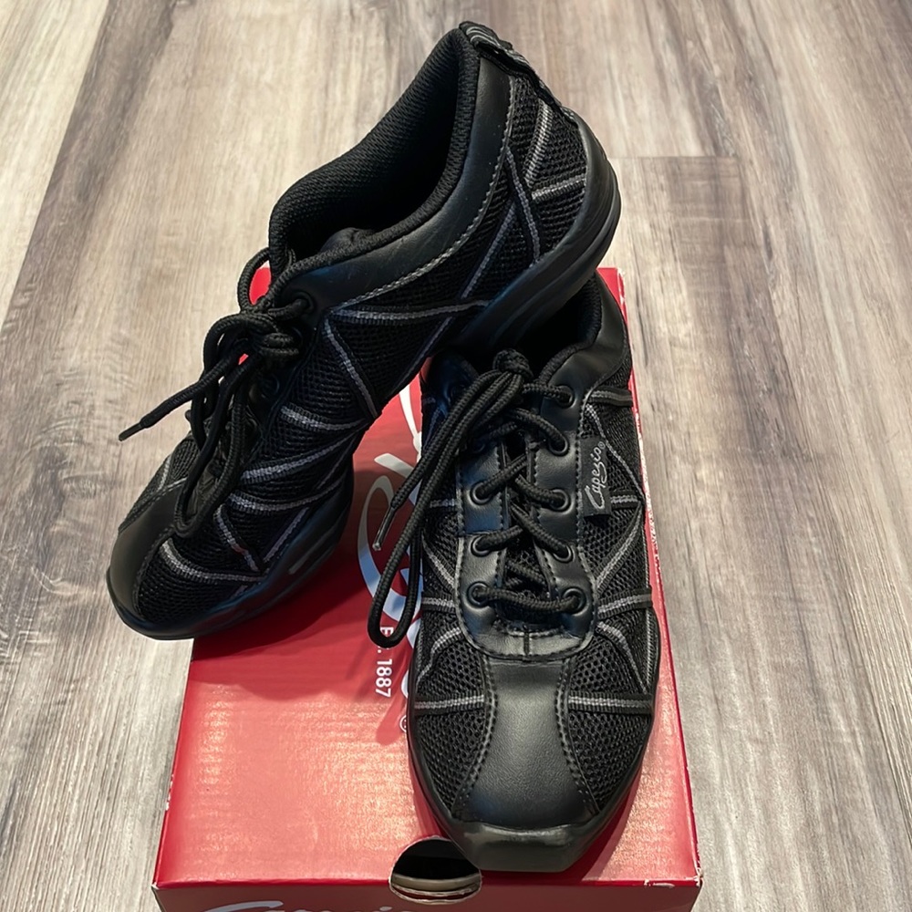 Excellent Capezio jazz dance shoes in box